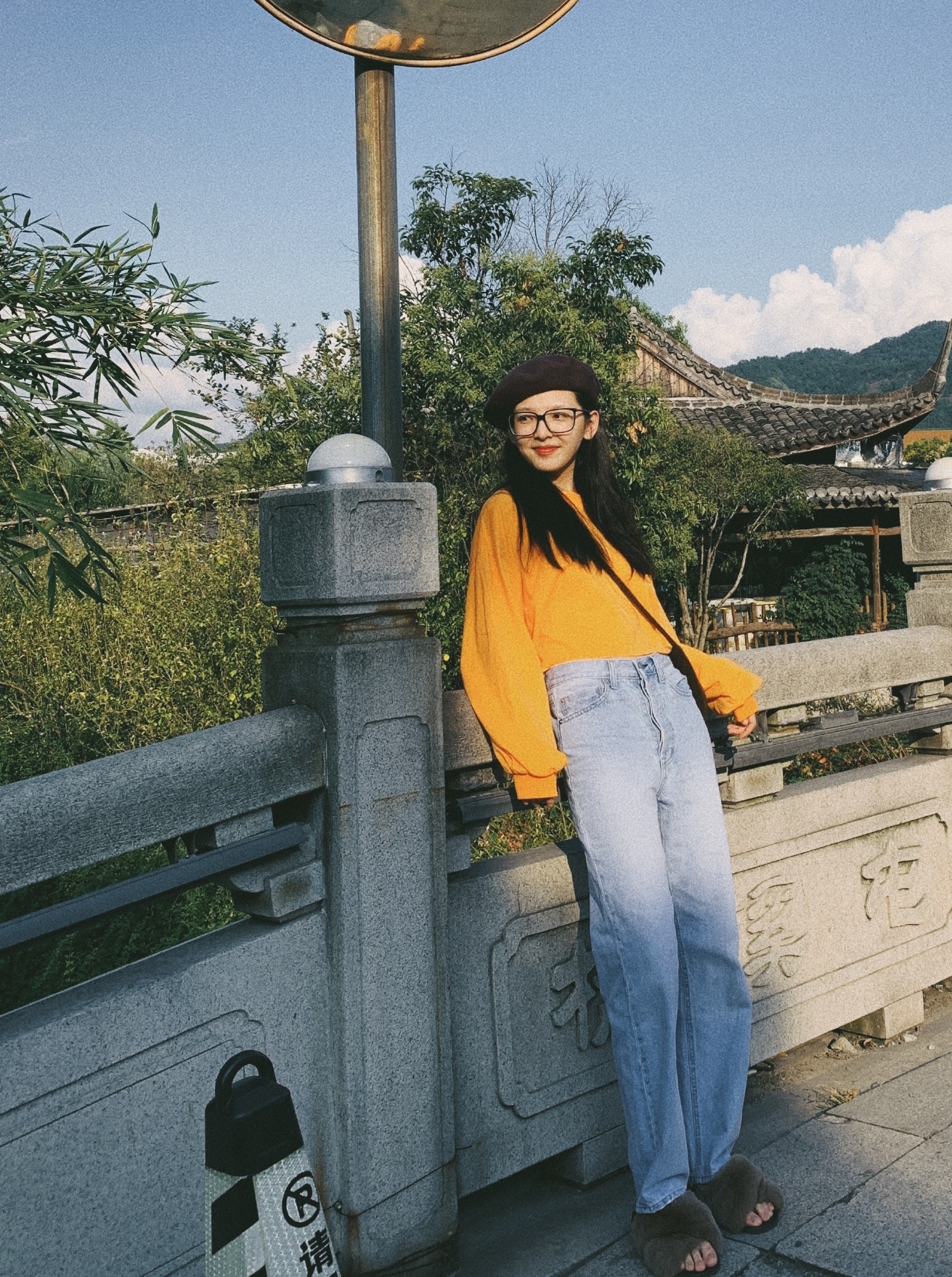 章若楠穿黑色马甲照片,章若楠穿搭生活照