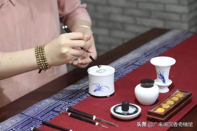 木中砖石沉香女性应该如何使用【沉香文化讲坛第八期】