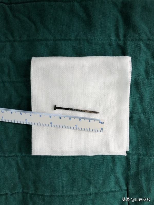 7岁男童尿道内塞入异物,手术取出4.7厘米长铁钉