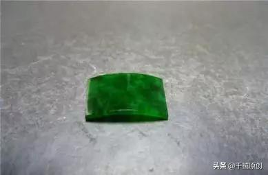 这个大牌卖#假珍珠#洗鱼水涂玻璃、电饭煲种宝石