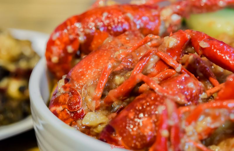 蒜蓉小龙虾肉质q弹吮指美味,充满味蕾的蒜香小龙虾