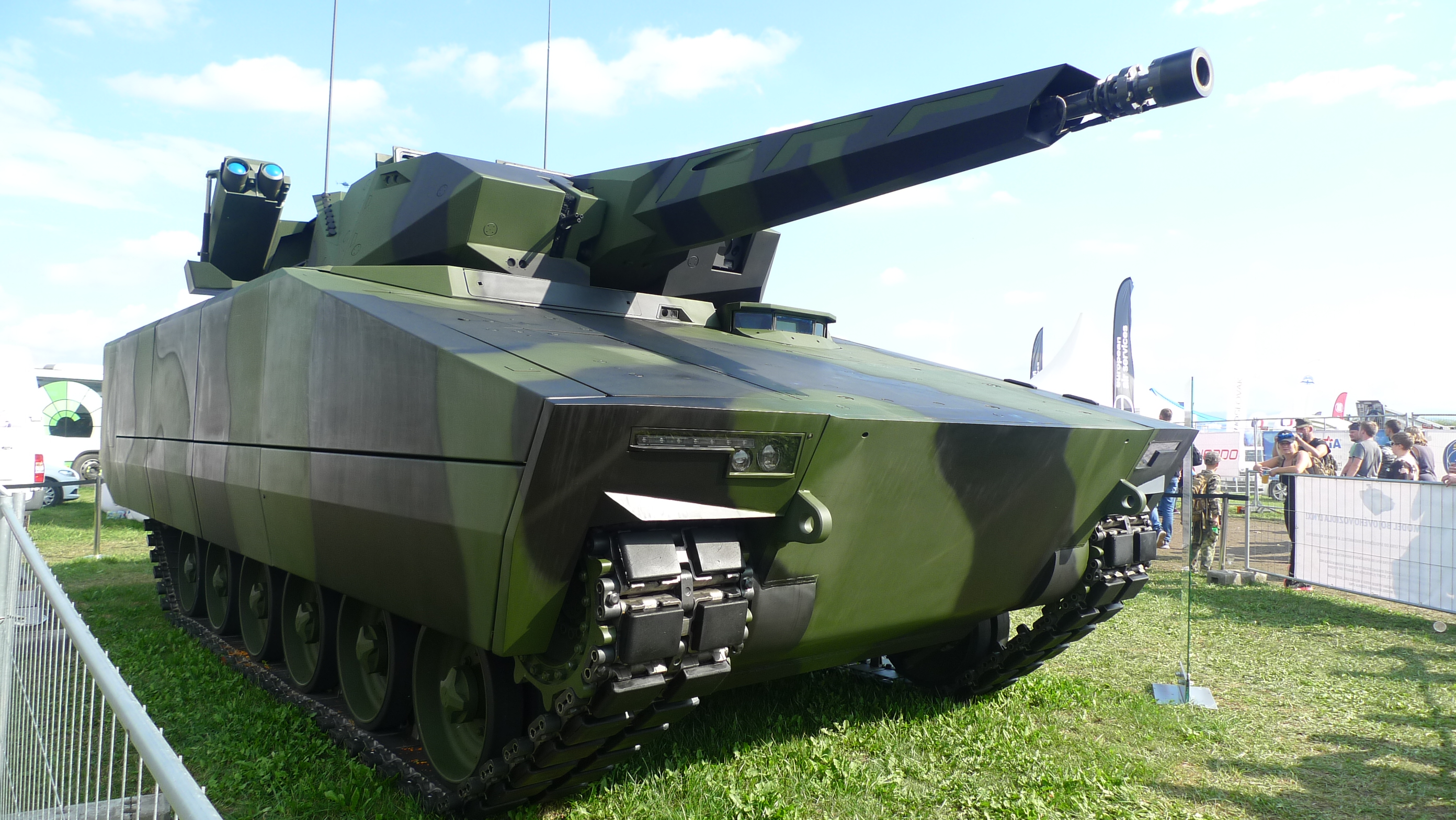 世界上防护能力最强的装甲车,最新山猫kf41步兵战车