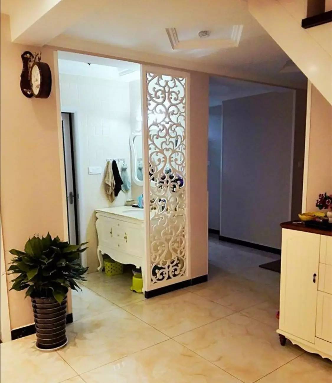 卫生间门正对客厅怎么做隔断,马桶正对卫生间门用玻璃隔断