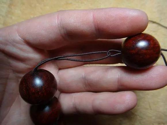 小叶紫檀单圈手串弹力绳打结方法,用弹力绳串小叶紫檀手串的教程