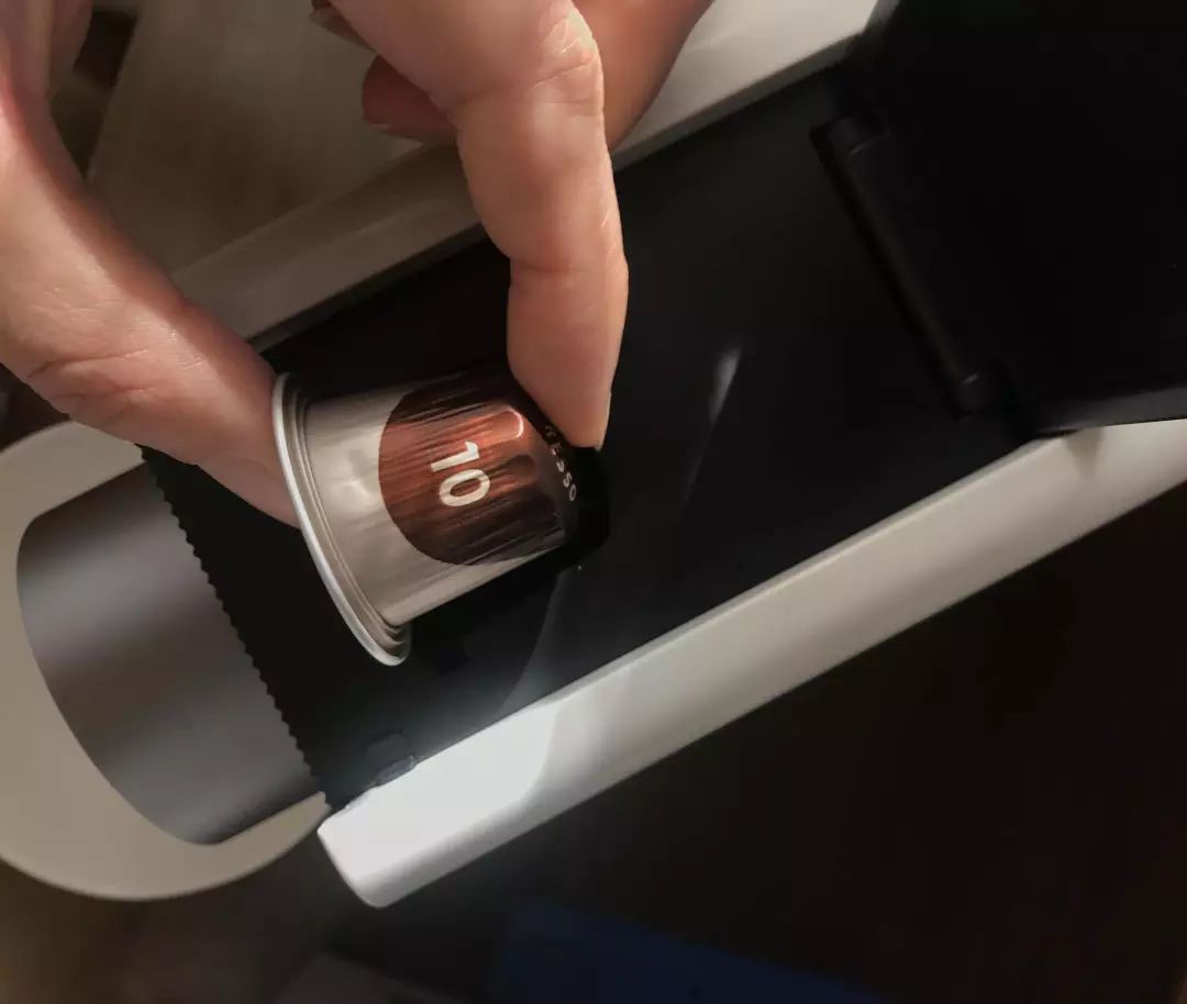 今天开箱一款便携胶囊咖啡机,mini胶囊咖啡机便携