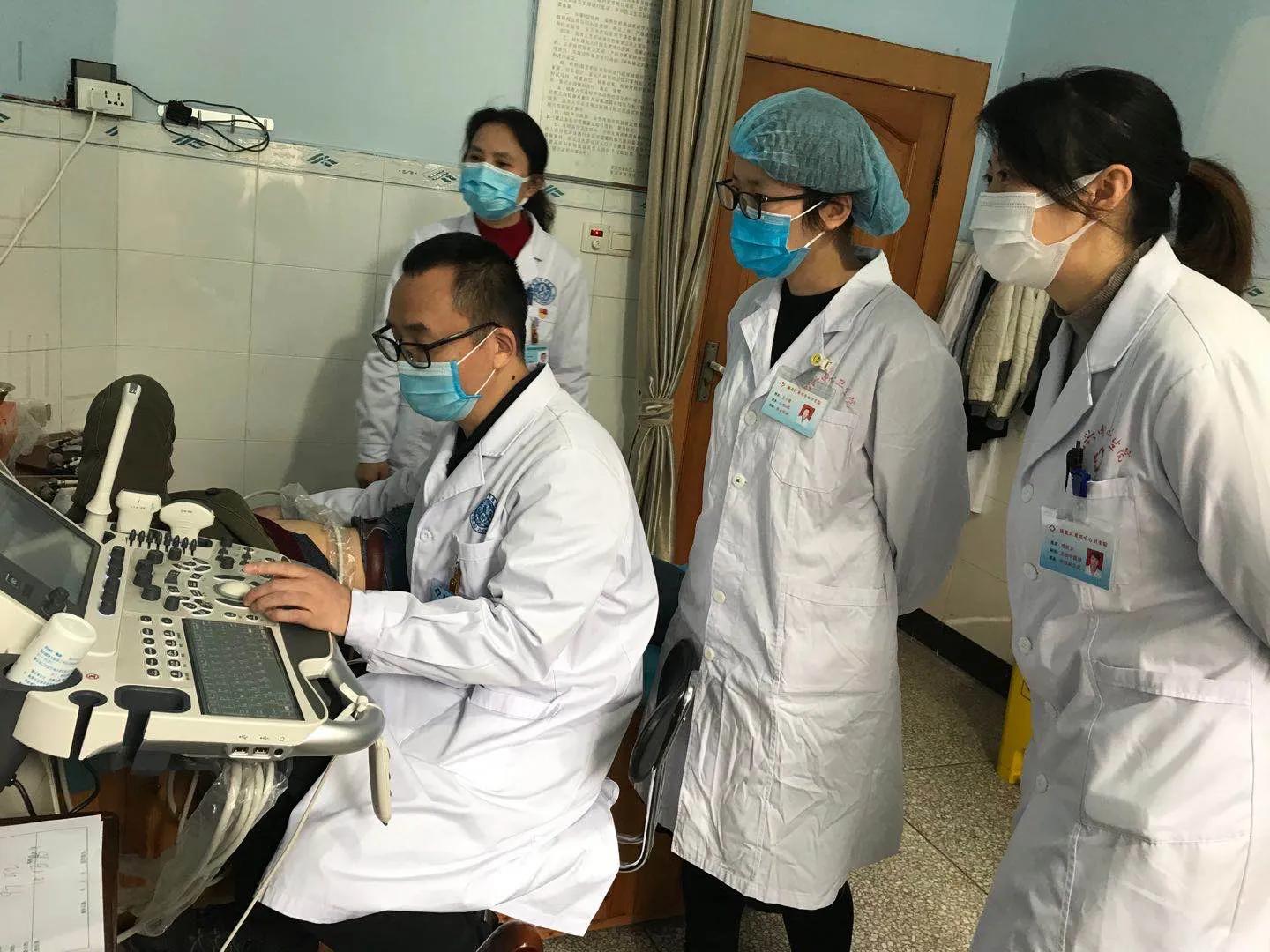 中医专家在街边摆摊义诊,医院专家回乡探亲为老乡义诊