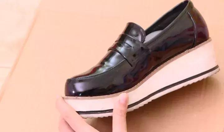 皮鞋滴上风油精了怎么办,皮鞋风油精妙用
