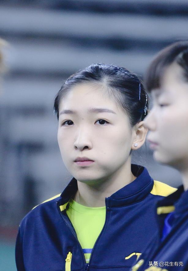 刘诗雯惨败日本无缘8强,17年刘诗雯朱雨玲争议球