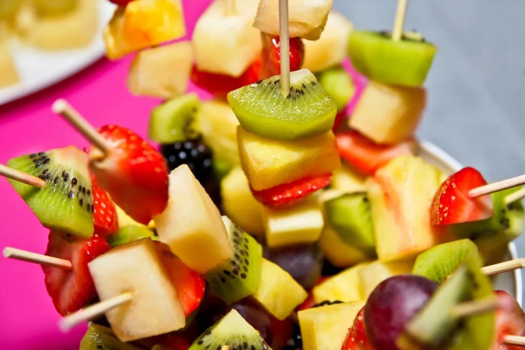 把西瓜切开卖，单价翻了一倍，年轻人为什么还会买？