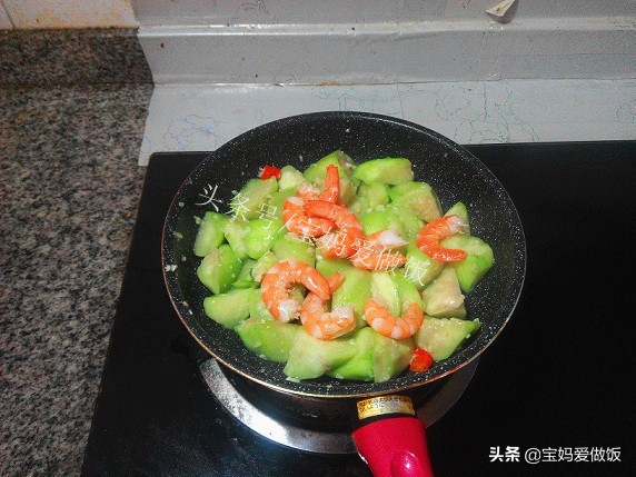 丝瓜荷包蛋烩虾仁,家常菜丝瓜炒虾仁色香味俱全