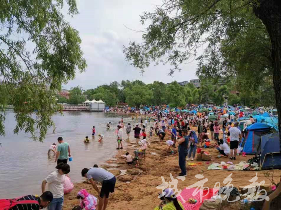 孩子们玩嗨水上乐园,南湖湿地公园儿童玩沙