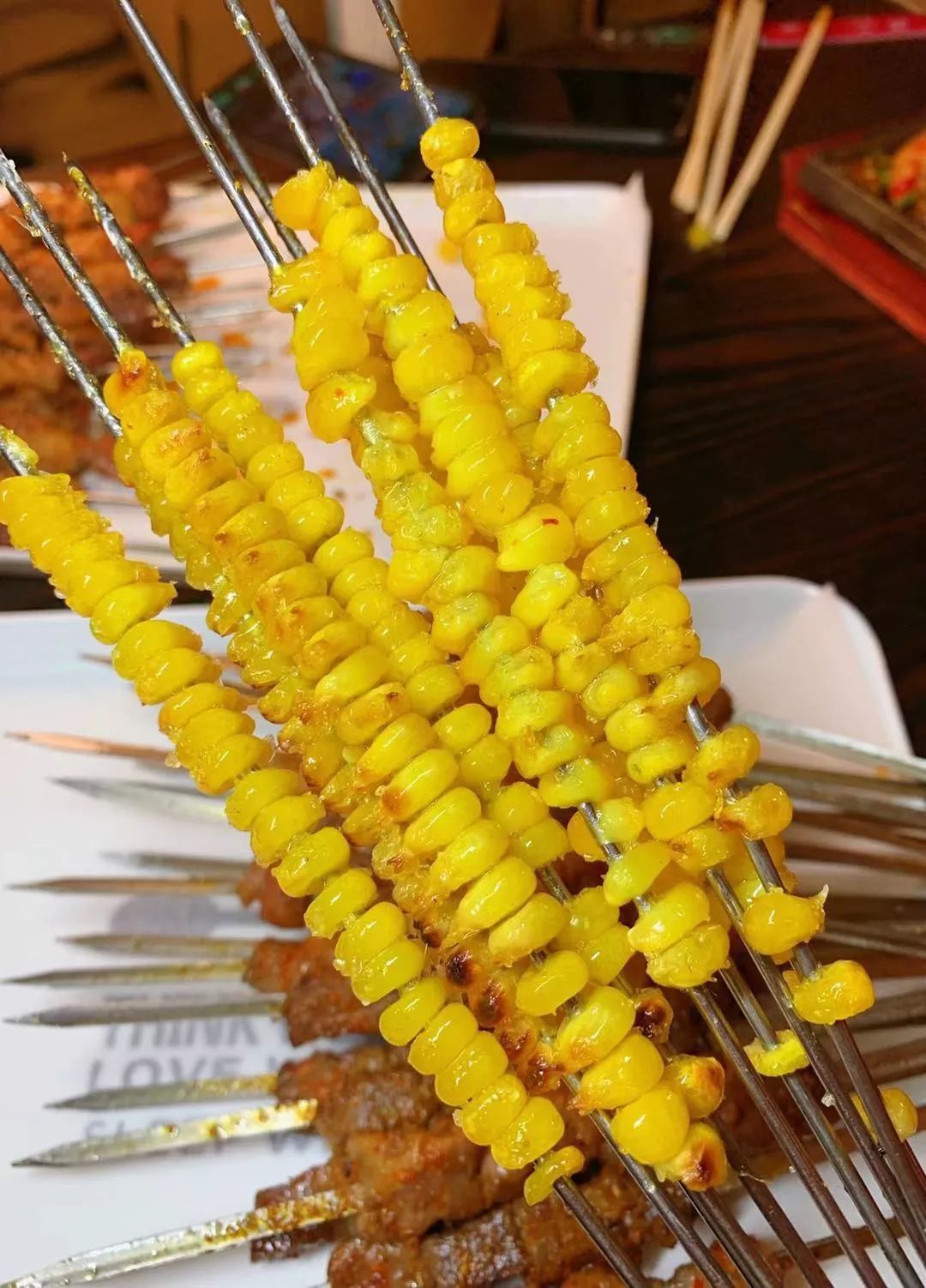 长春这家音乐串吧大块肉按斤称，崂山一元一瓶，青岛喝一箱送一箱