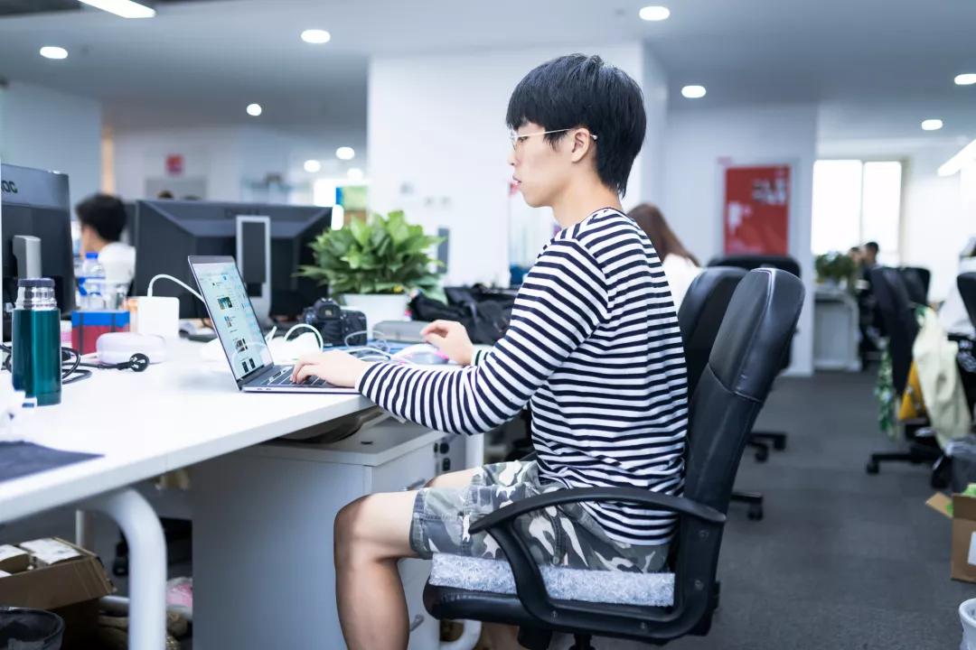 让你怦然心动的汽车坐垫,适合久坐上班族透气的坐垫