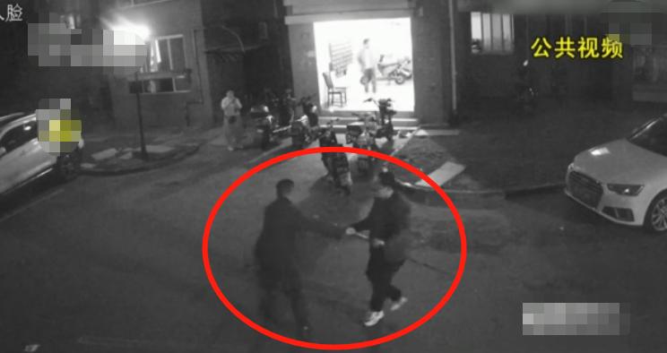 因与两个男人纠缠不清，上海女子被前男友划伤脸部致29厘米长伤疤！事后女子称：前男友真心爱我，会等他出来