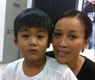 深爱高峰多年为他未婚生子的那英，为何转身嫁给备胎多年的孟桐？