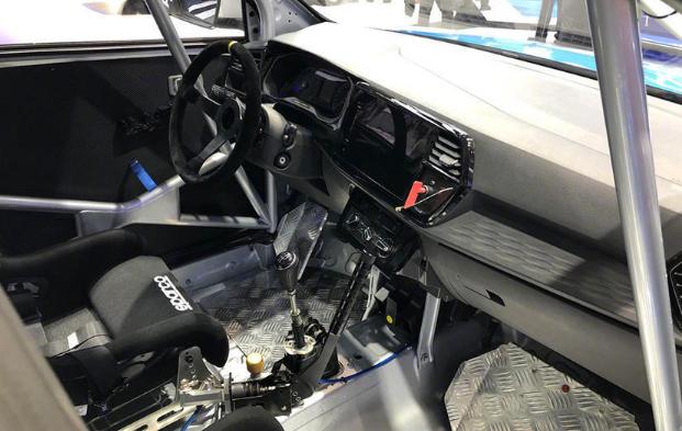 無限版飞度、好猫“如虎”，广州车展新车展台上的改装车也精彩