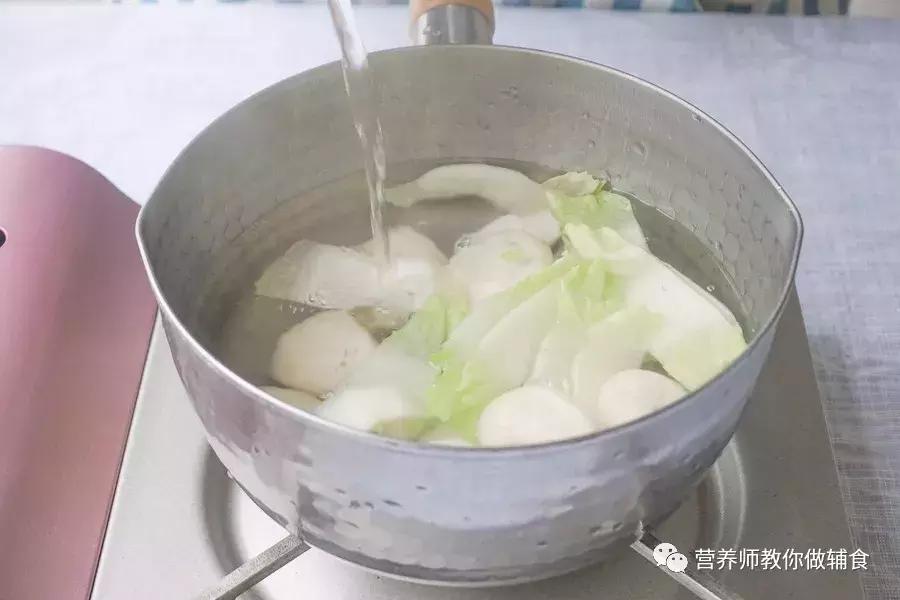 宝宝不爱喝水喝奶粉又上火怎么办,宝宝不爱喝水加什么好