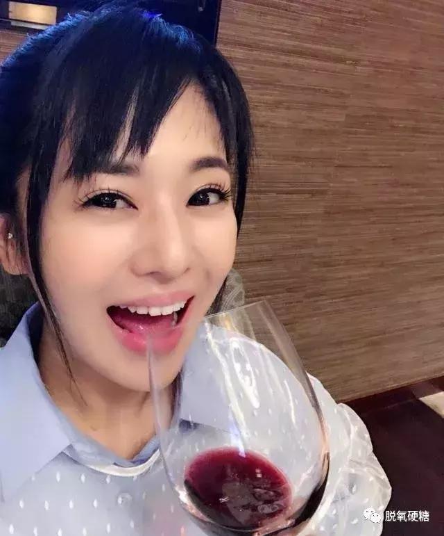 苍井空将为人母，却遭一万次辱骂：脱了衣服就别想穿起来！