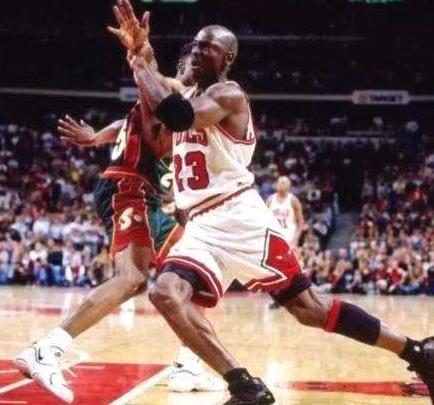 为什么nba球员的臂展都这么长,为什么nba球员的腿都很细