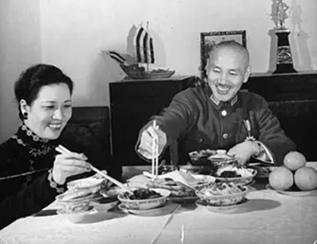 蒋介石暮年的尴尬难言：尿袋傍身，夫妻险失和，洋医加速其死亡