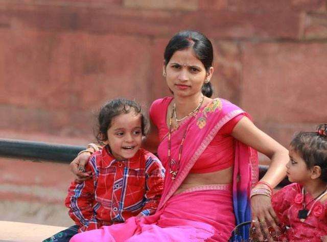 印度富人区美女和穷人区对比,印度富人和贫民窟的差距