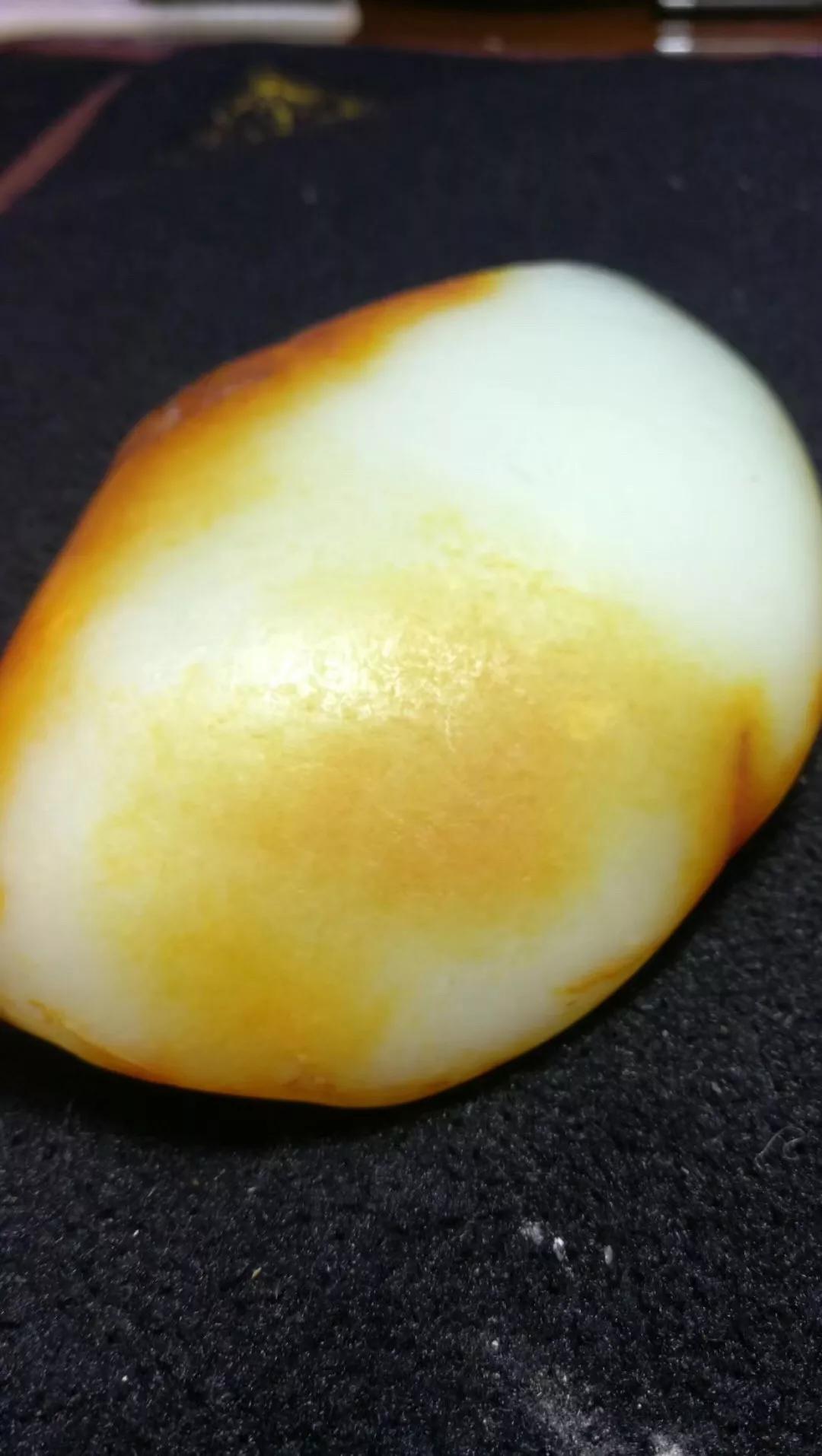 玉雕大师手里的黑青籽料,籽料皮色彰显玉雕灵气