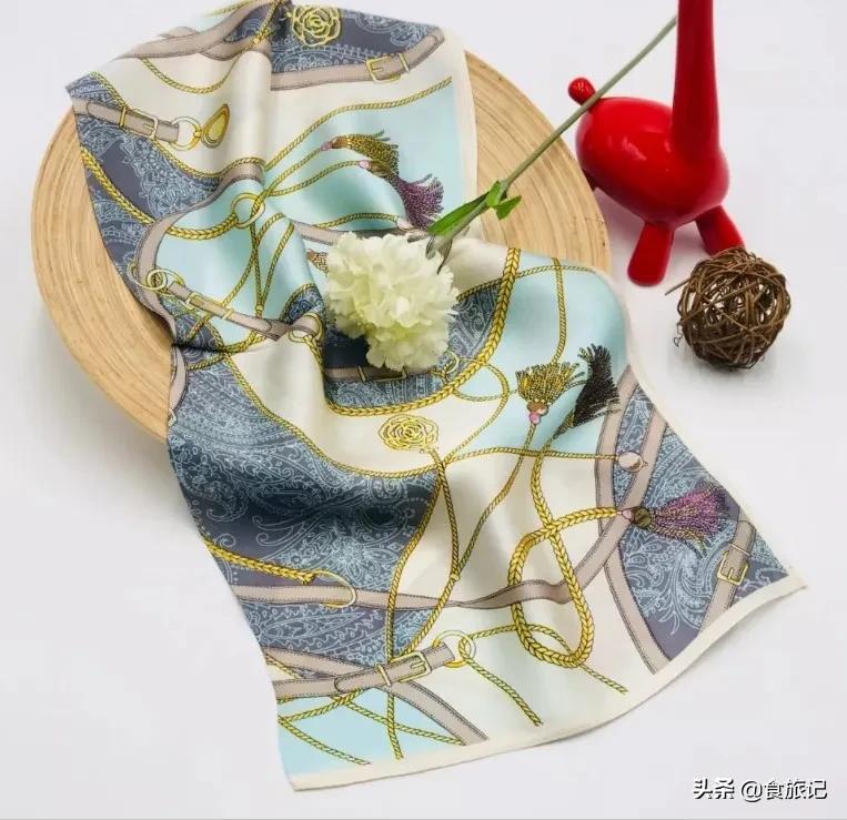 丝巾的气质系法,一条小小的丝巾可以点缀你的气质