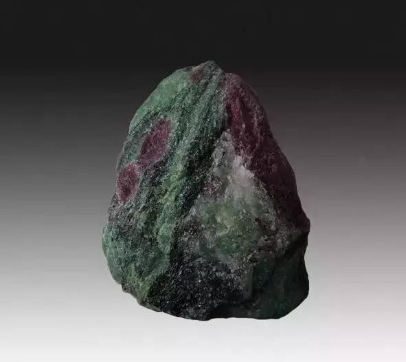 这些石头价值不菲，随便捡到一块妥妥的人生赢家