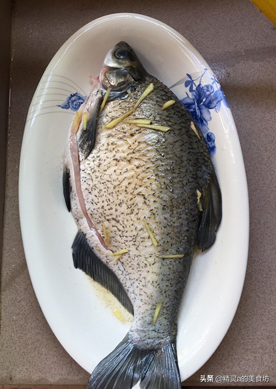 红烧鱼怎样做肉质细腻还入味,红烧鱼怎么才能让鱼皮不粘锅