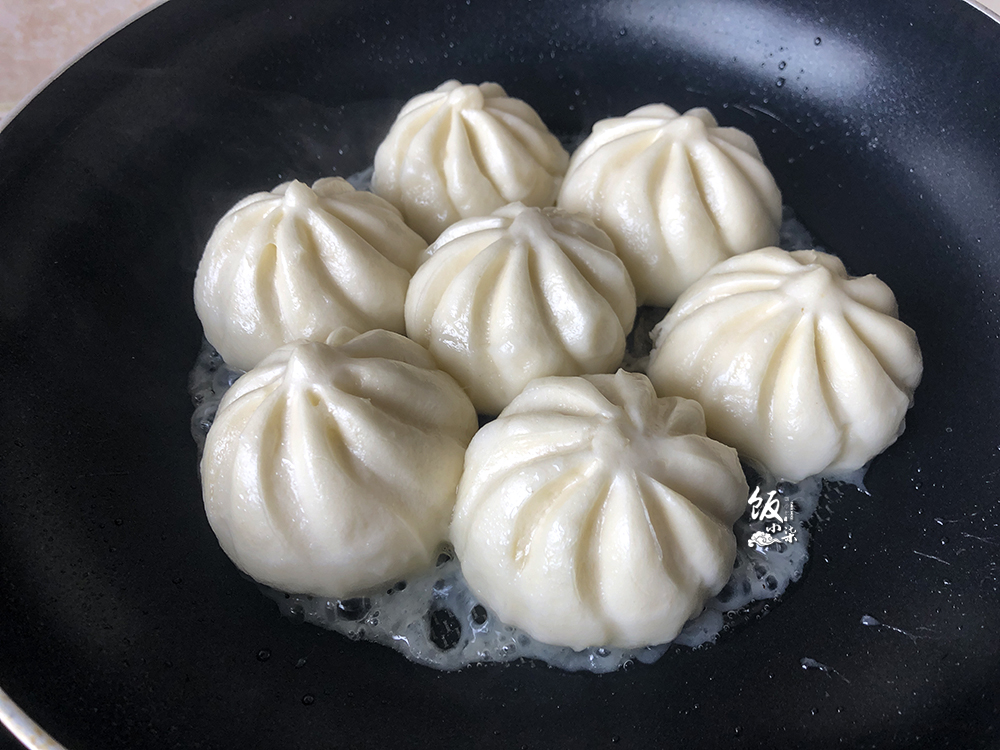 水煎包怎么做底部更酥脆？大厨：别只加清水，教你一招，酥脆好吃