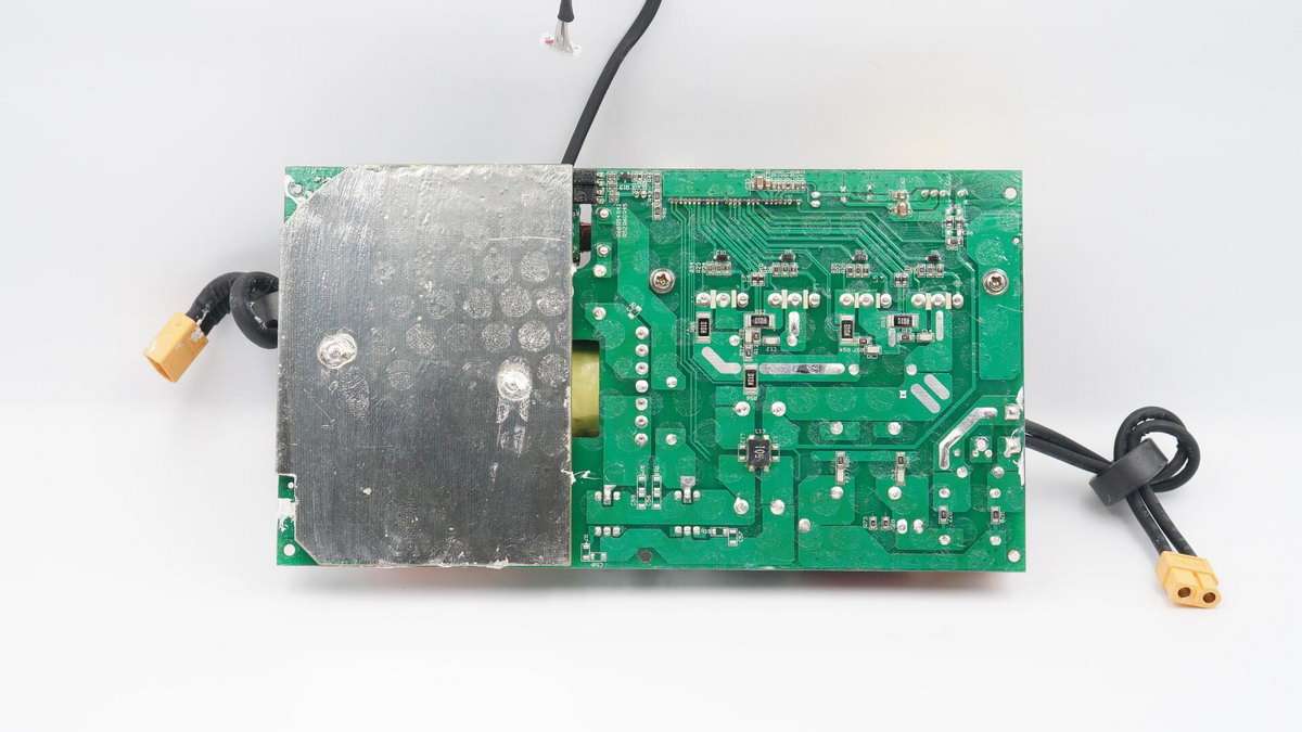 公牛便携式电源拆解,公牛1800w户外电源拆解