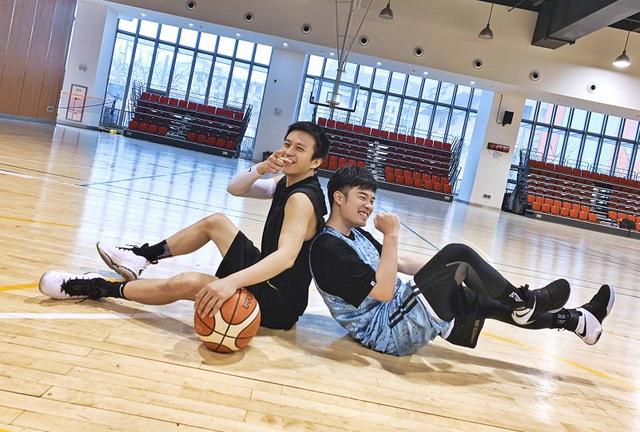 郑恺晒新跑男团合影照片,跑男团集体为郑恺庆生