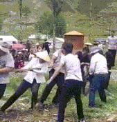 拔河比赛搞笑视频开心一刻,拔河搞笑动图