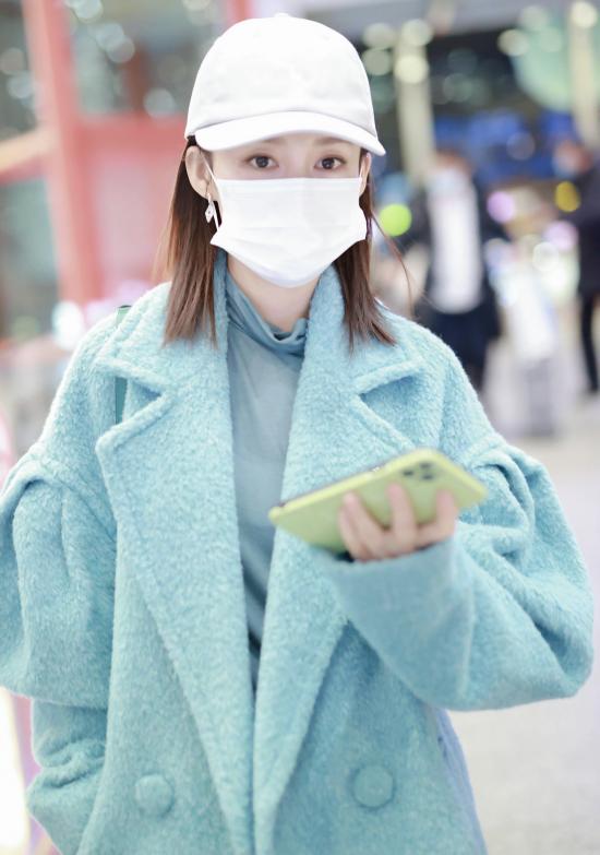 李沁穿湖蓝色大衣清新又高级！搭配同色系打底衫，气质满满好美丽