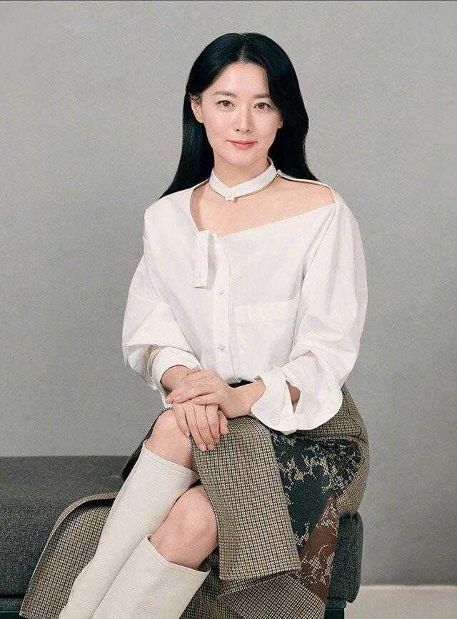 李英爱出街短发,韩国女星李英爱出席活动穿搭