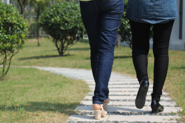 走路时经常出现腿打软是怎么回事,走路有时右腿打软一下就又好了