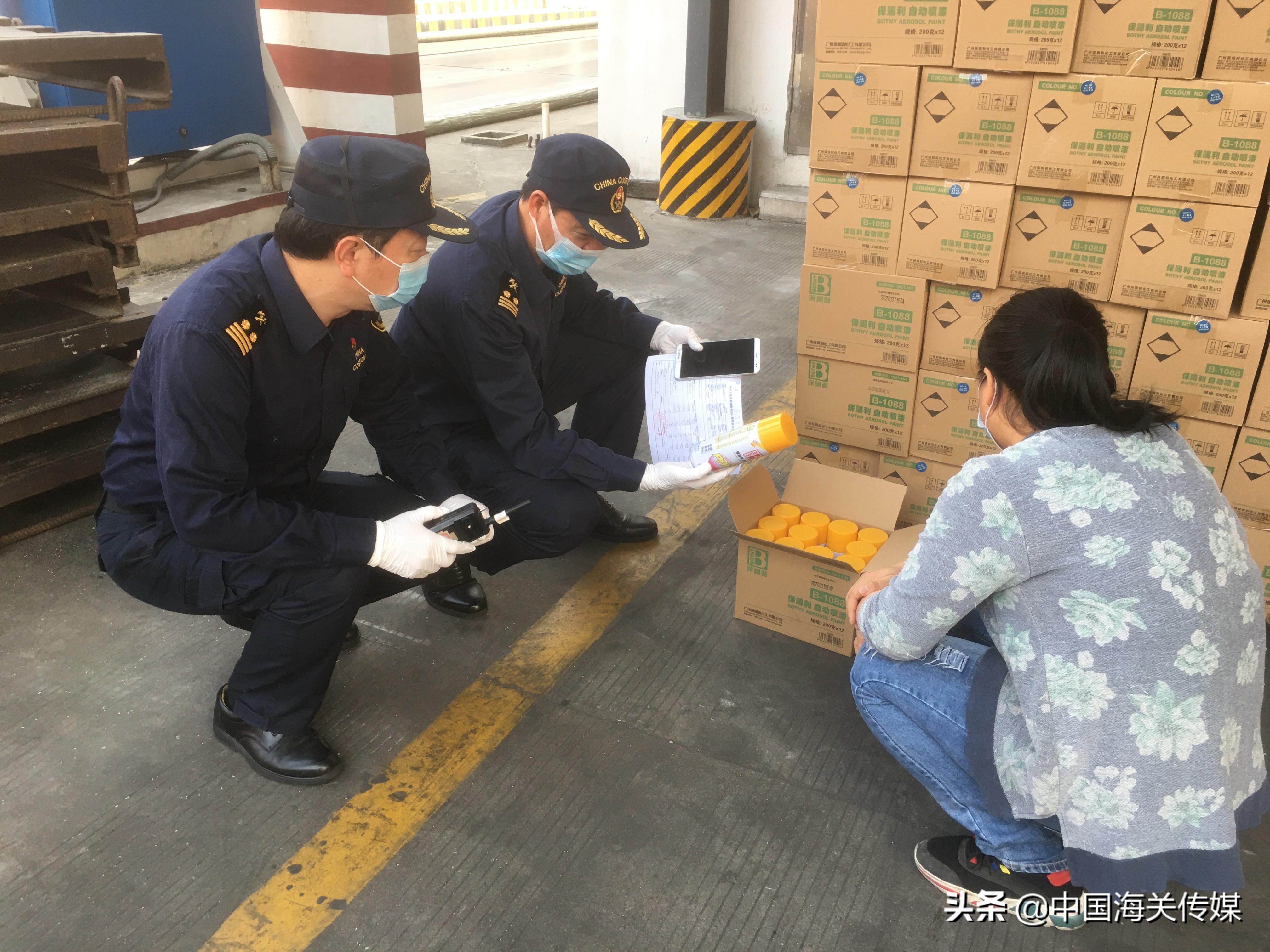 广州海关查获2.16万支易燃手喷漆