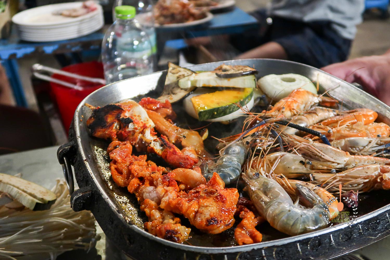 泰国清迈吃自助，别光看招牌，一定要找店主问清楚，要不钱包受损