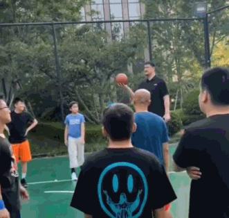 姚明与女儿姚沁蕾最近打球视频,姚明12周岁的女儿姚沁蕾身高