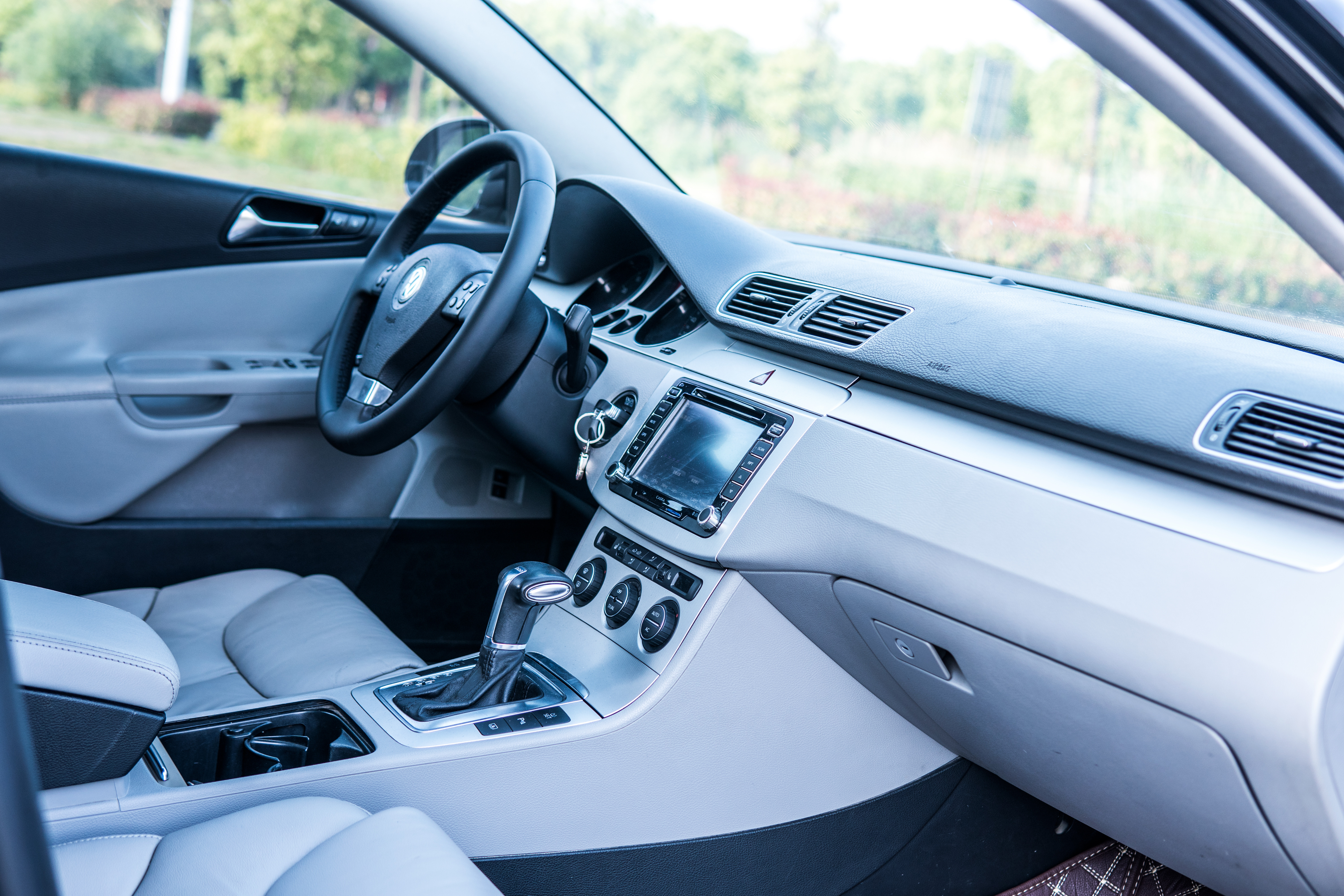 开着曾经的最美大众探寻废弃城堡，如今B6迈腾还值得购买吗？