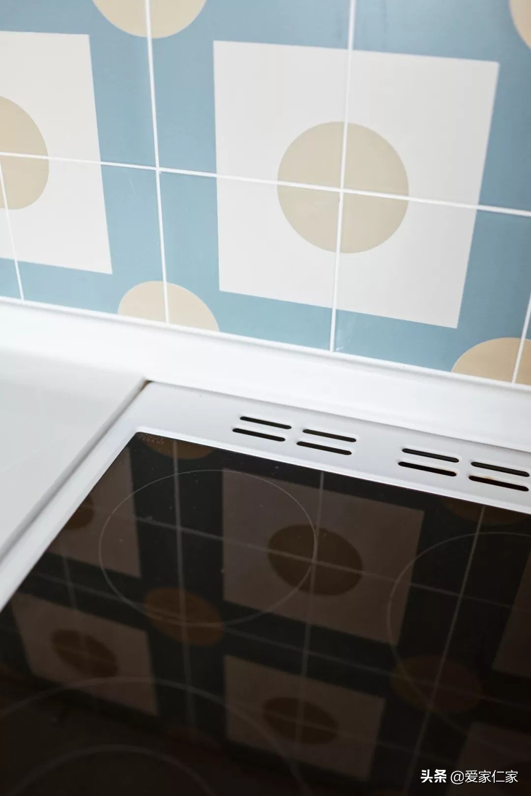 她买下32㎡上海老旧学区房，为女儿打造小桃园，还有超舒适大庭院