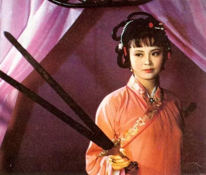 尤三姐骂贾珍贾琏哪一集,尤三姐和贾琏是怎么回事