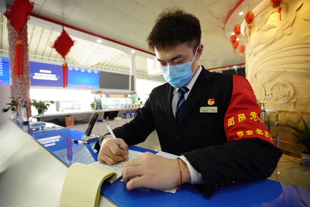 让团旗在一线飘扬,让红旗在心中飘扬打赢疫情攻坚战