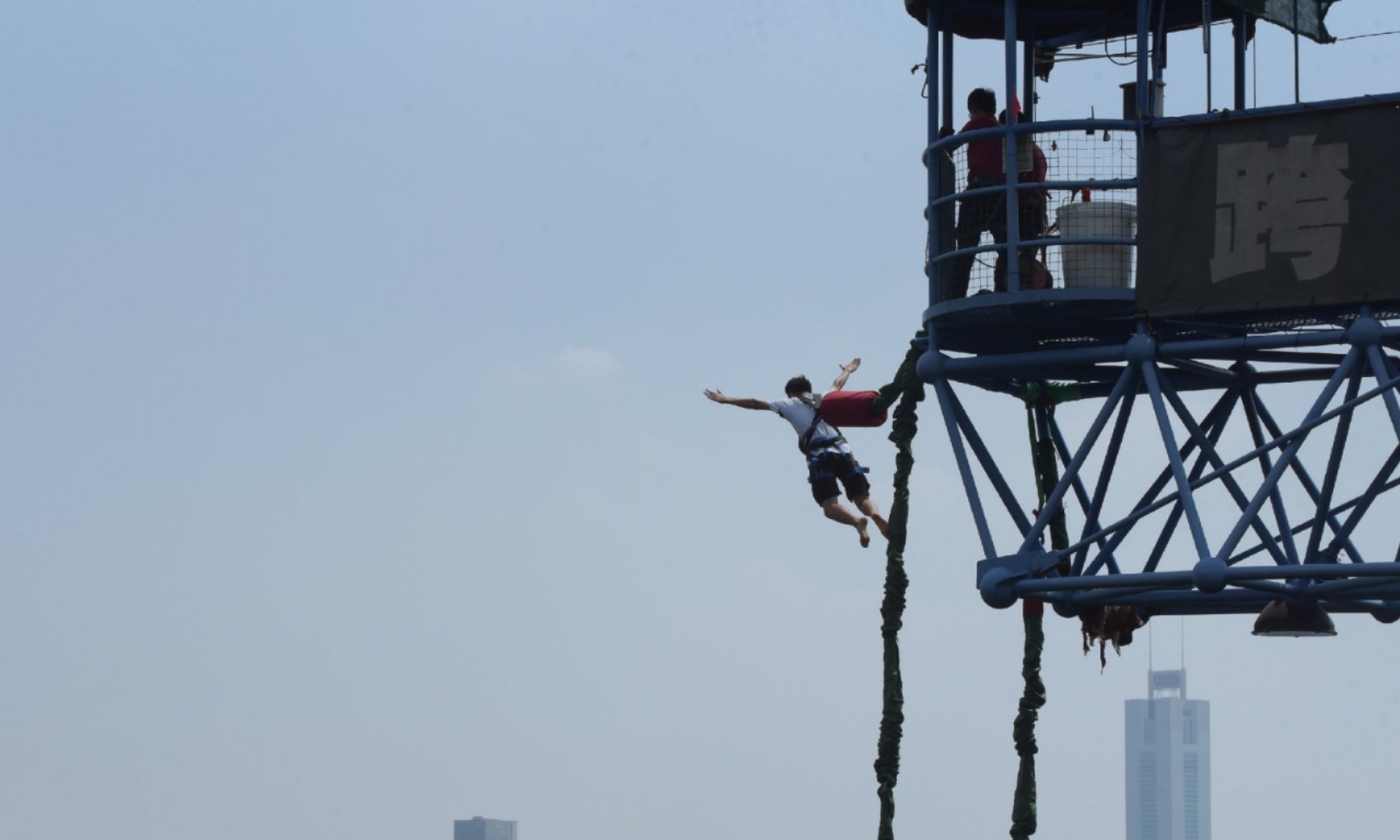 最刺激的蹦极挑战视频,最刺激吓人的蹦极