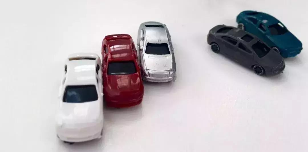 女子和孩子进家门被尾随,女子出门被小男孩尾随