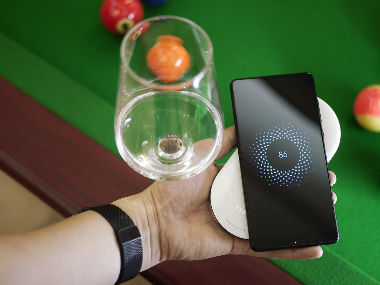 麦泡充电宝powercubex2,不用充电器充电就能把手机充满电