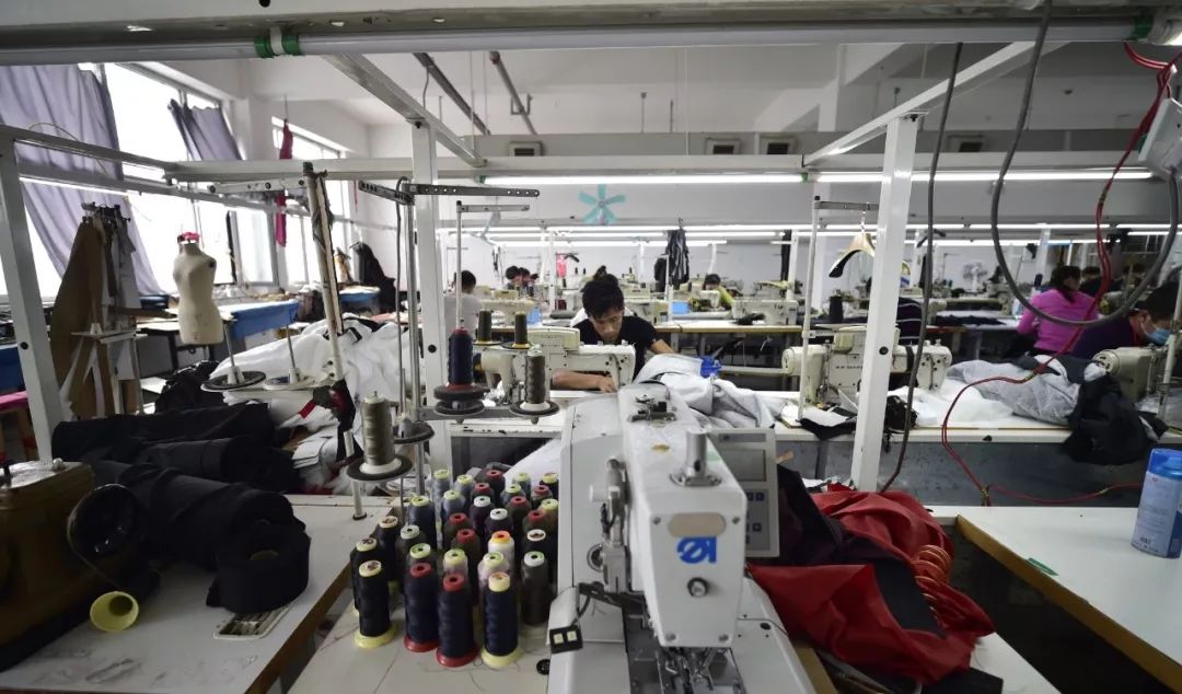 走进明珠服装新城工厂店，体验“前店后厂”新时尚