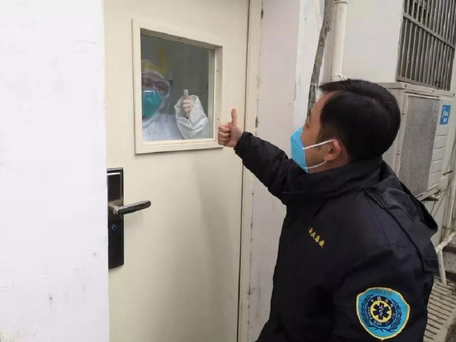 “拼命石娘”寸步不离陪护发热病人8小时