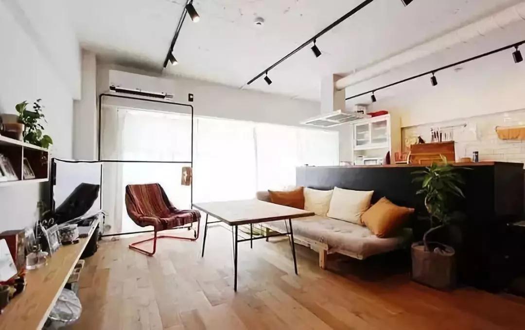 灰色地板搭配什么颜色家具,深色地板搭配家具装修风格