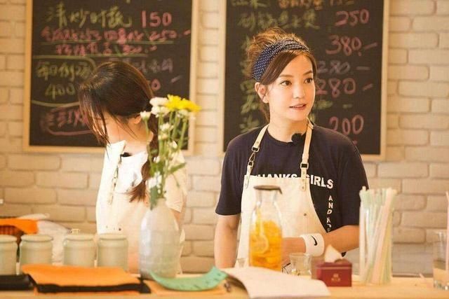 赵薇新剧造型曝光，红衣女侠扮相，高马尾偏分发型英气十足